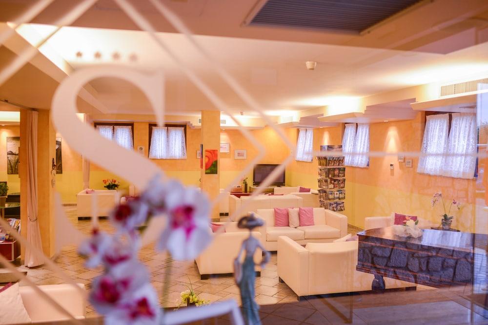 Ahg Donna Silvia Wellness Hotel Манерба дел Гарда Екстериор снимка