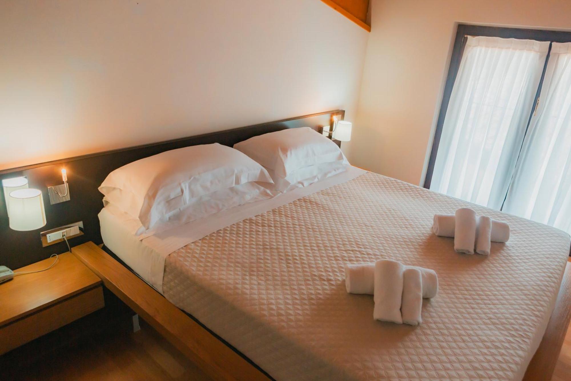 Ahg Donna Silvia Wellness Hotel Манерба дел Гарда Екстериор снимка