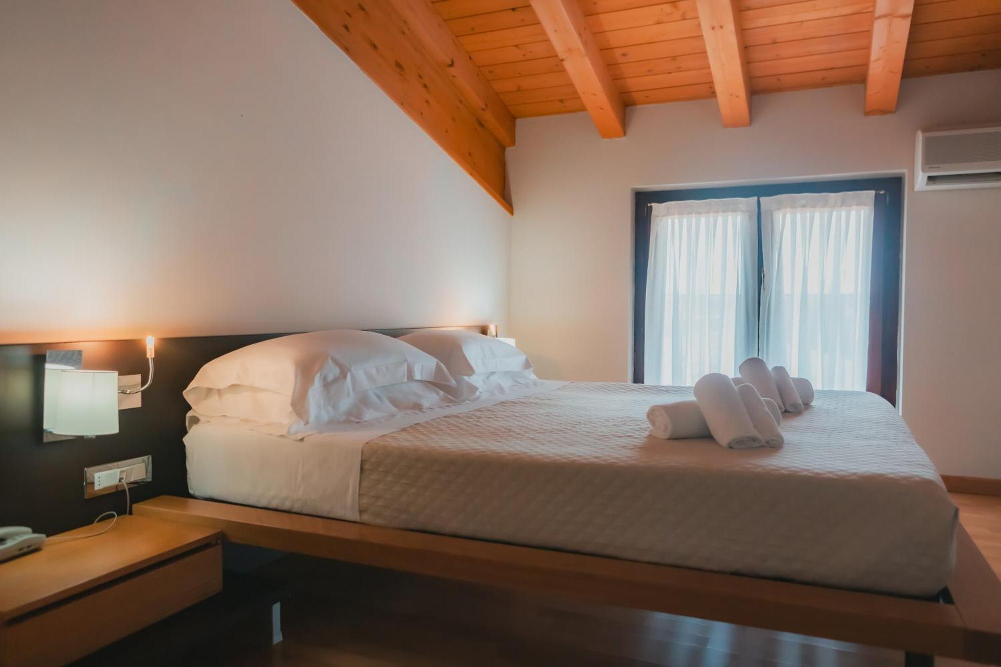 Ahg Donna Silvia Wellness Hotel Манерба дел Гарда Екстериор снимка