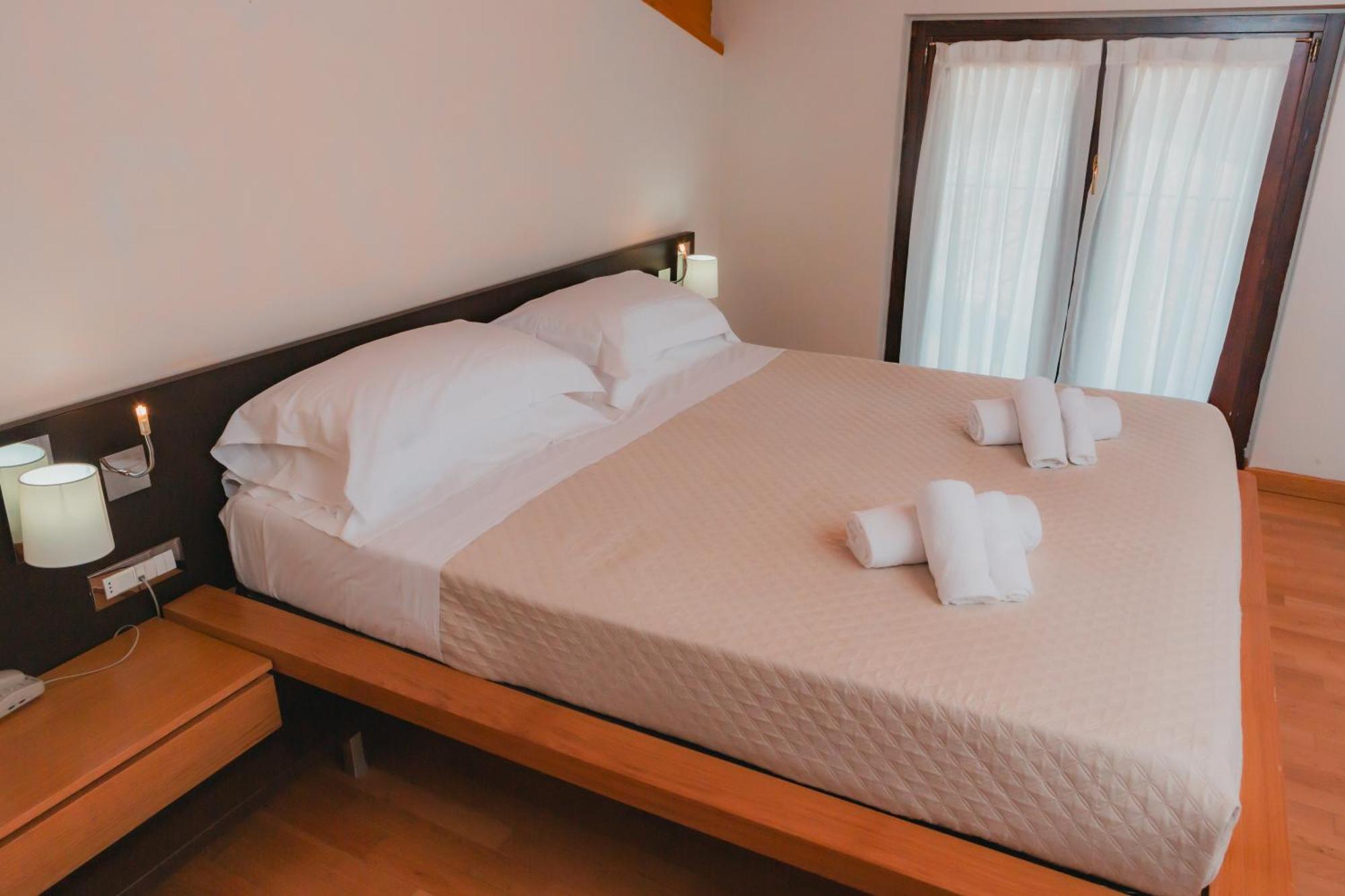 Ahg Donna Silvia Wellness Hotel Манерба дел Гарда Екстериор снимка