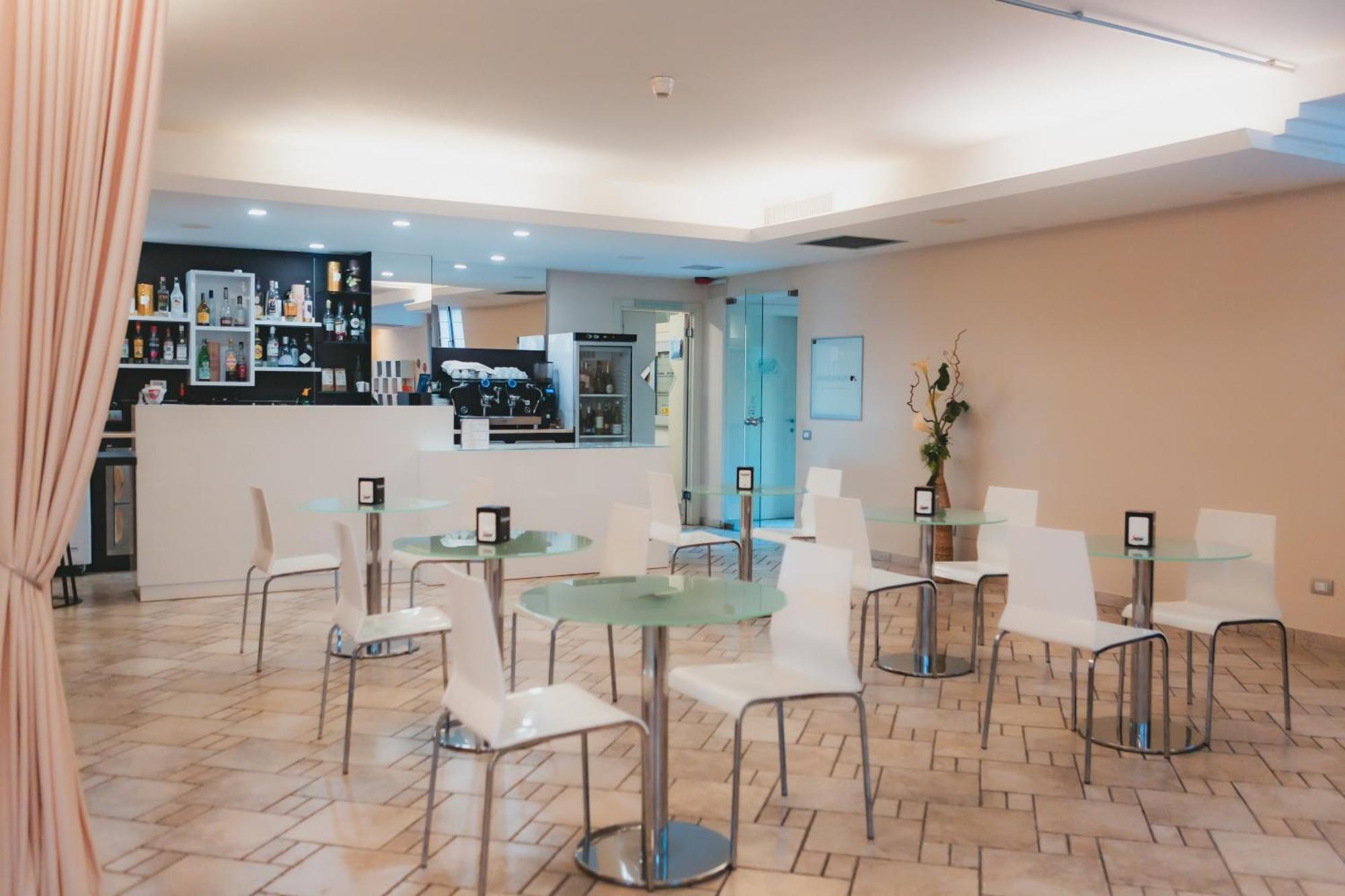Ahg Donna Silvia Wellness Hotel Манерба дел Гарда Екстериор снимка